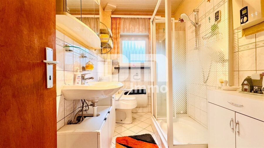 Ein- bis Zweifamilienhaus mit viel Potenzial in idyllischer Lagemit Terrasse und Garage - EG Badezimmer / Dusche